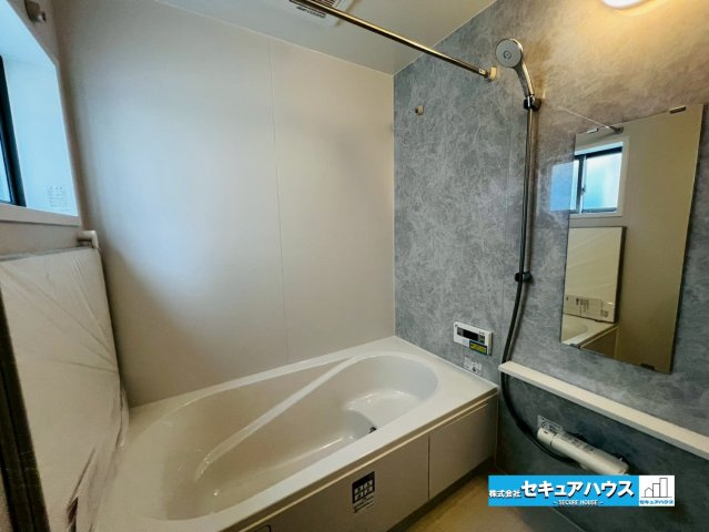 【本日ご案内可能】刈谷市井ケ谷町　全2棟の浴室|【バスルーム　2号棟】
◆アクセントパネルを使用しており、お洒落な空間です。
浴室に立体感が生まれるため奥行が生まれリラックスすることがきます。
◆追い炊き機能を備えたオートバスです。　　　　　　　　