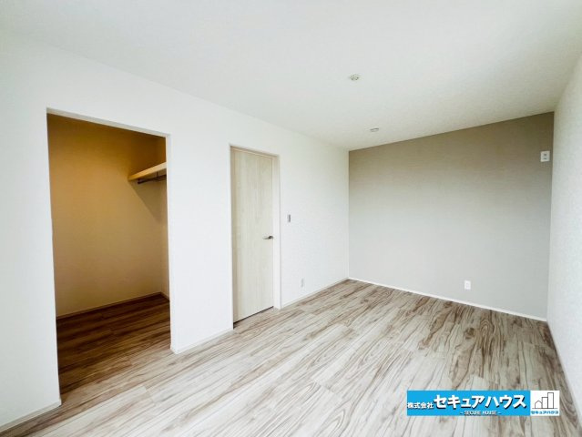 【本日ご案内可能】刈谷市井ケ谷町　全2棟の洋室|【洋室7.5帖　2号棟】
◆広々とした居住空間は日々の暮らしを彩り、心のやすらぎと満足感を与えてくれます。通風と採光を考慮した設計は子供たちはのびのび育ち、家族でくつろぎと団らんを生み出します。　　　