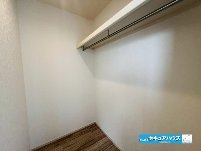 【本日ご案内可能】刈谷市井ケ谷町　全2棟の収納|【ウォークインクローゼット　2号棟】
◆洋室7.5帖の主寝室にはウォークインクローゼット付きです。お洋服はもちろんキャリーバッグやゴルフバッグ等の大きなお荷物も収納することができます。　　　　　　　　