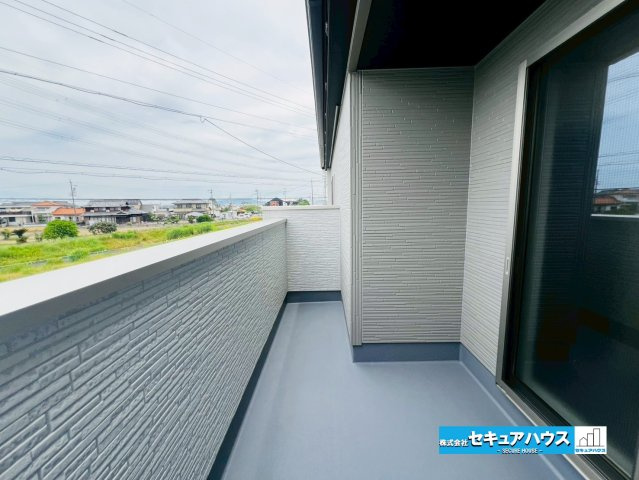 【本日ご案内可能】刈谷市井ケ谷町　全2棟のバルコニー|【バルコニー】
◆見晴らしもよく、太陽の温かな温もりをめいっぱい受け止めてくれます。
太陽の光と爽やかな風を受けたお洗濯物はあっという間に乾き、取りこむ時には太陽の匂いを感じられます。　　　　　　　　