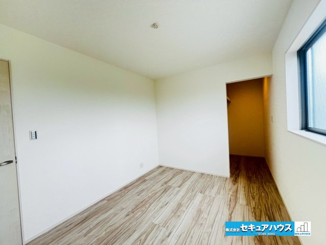 【本日ご案内可能】刈谷市井ケ谷町　全2棟の洋室|【洋室6帖　2号棟】
◆家族一人ひとりの大切なプライベート空間。趣味に合わせて使って頂けるようシンプルに仕上げてあります。暮らし心地を大きく左右する収納を、適材適所に配置し使い勝手を考慮しました。　　