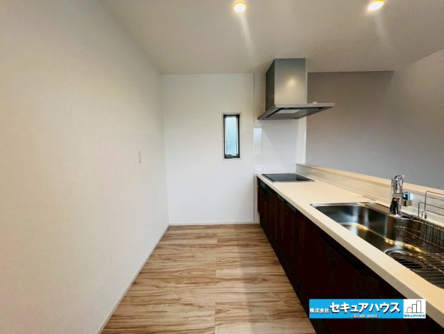 【本日ご案内可能】刈谷市井ケ谷町　全2棟のキッチン|【対面式キッチン　2号棟】
◆対面式のキッチンはリビングの様子を見ながら料理できます。
◆キッチンの窓は熱気を逃がす役割や採光を取り入れ、手元を明るくする役割があります。　　　　　　　　　　　　　　　