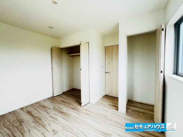 【本日ご案内可能】刈谷市井ケ谷町　全2棟の洋室|【洋室6.5帖　2号棟】
◆お子様のお部屋や主寝室としてもご利用いただけます♪
◆全居室収納付きのため、各居室ごとにお洋服や荷物の収納が可能！
◆全室2面採光で陽当たり、通風も共に良好です。　　　　　