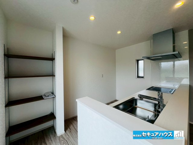 【本日ご案内可能】刈谷市井ケ谷町　全2棟のキッチン|【キッチン背面スペース】
◆可動棚付きのため、パントリーとしてお菓子や飲み物のストックを置くことができます。
◆床下収納もあるため、お米のストックや防災グッズなどもしまうことができます。    　　　