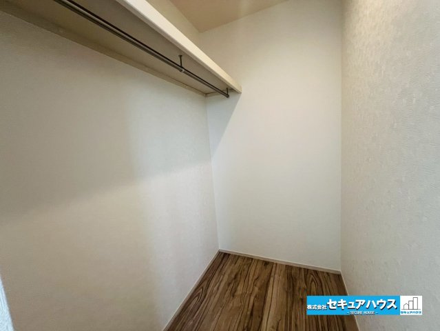 【本日ご案内可能】刈谷市井ケ谷町　全2棟の収納|【6帖洋室のウォークインクローゼット　2号棟】
◆7.5帖の主寝室と合わせて6帖の洋室にも広々としたウォークインクローゼットがあります。
◆収納豊富な設計が魅力的です。　　　　　　　　　　　　　　　　