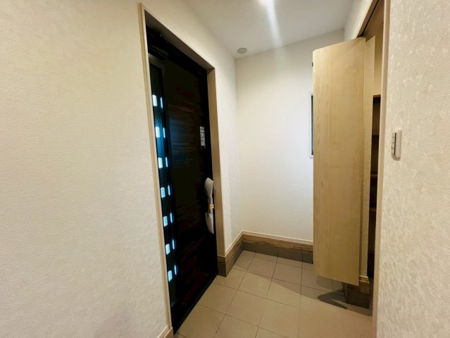【本日ご案内可能】刈谷市井ケ谷町　全2棟の玄関|【玄関　2号棟】
◆光が差し込み明るい玄関です。
◆シューズインクローゼット付きです♪広々とした収納スペースに靴を収納できるため玄関まわりがすっきりします。可動棚となっているため高さ調整可能です。　　