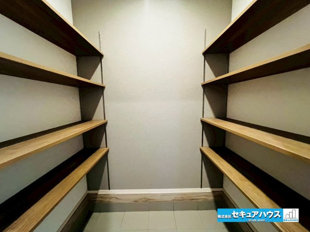 【本日ご案内可能】刈谷市井ケ谷町　全2棟の収納|【シューズインクローゼット 2号棟】
◆両面に靴を収納することができる大容量のシューズクロークです。可動棚で高さ調整可能です。
◆ベビーカーなどもしまうことができ、玄関間周りが片付きます。　　　　　　