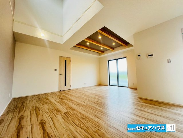 【本日ご案内可能】刈谷市井ケ谷町　全2棟の居間・リビング|【LDK20帖　2号棟】
◆折上天井に吹抜付きのリビング♪
◆開放感のある広々20帖のリビングは通風、陽当たり共に良好な構造です。家族で団らんの時間を楽しむことができます。　　　　　　　　　　　　　　