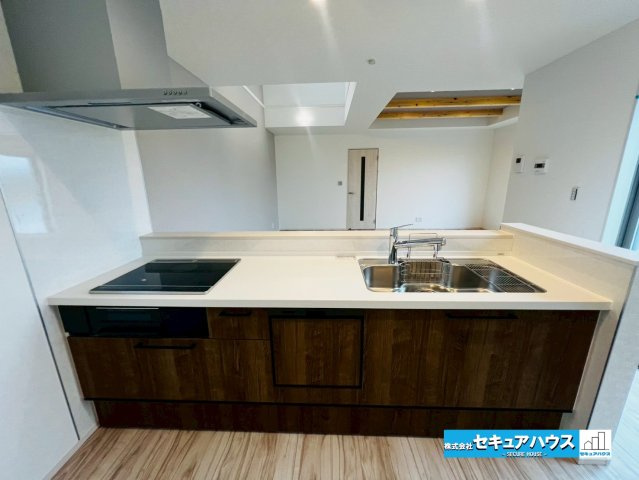 【本日ご案内可能】刈谷市井ケ谷町　全2棟のキッチン|【キッチン　2号棟】
◆洗い物の時短に繋がる食洗機付きのキッチンです♪
◆IHコンロのためトッププレートがフラットで掃除が非常に簡単で、火を使わないため安全性が高いです。　　　　　　　　　　　　　　　