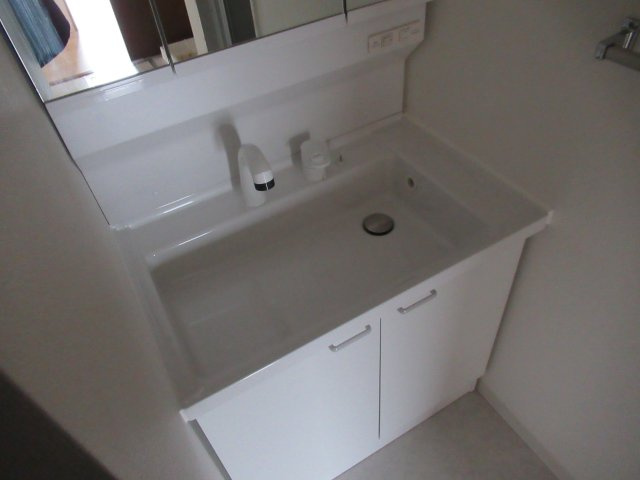 ルゼフィール井吹台　３ＬＤＫの洗面所|脱衣スペースもあります