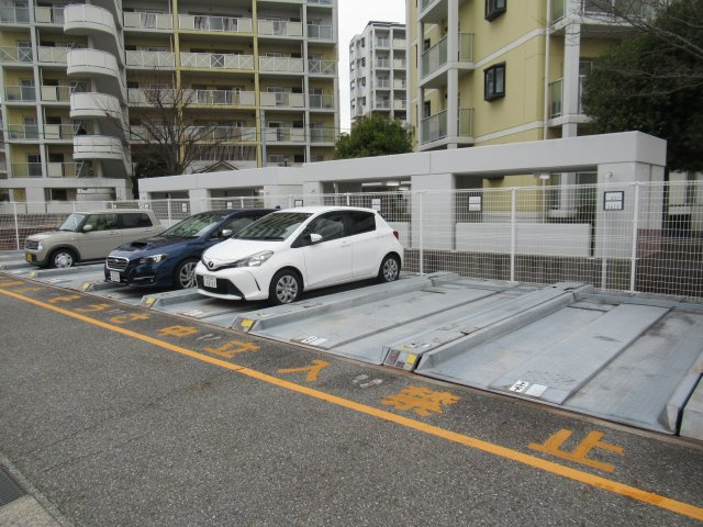 ルゼフィール井吹台　３ＬＤＫの駐車場|駐車場があるので、車を買う予定の方も安心です