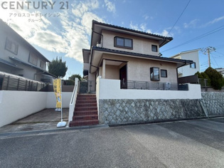 積水ハウス施工の軽量鉄骨造住宅。土地53.8坪・建物42.5坪・LDK30帖と広々開放感のある家。各洋室にクローゼット、納戸スペースがあり収納充実しております。