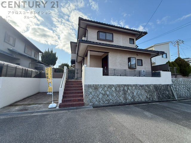 積水ハウス施工の軽量鉄骨造住宅。土地53.8坪・建物42.5坪・LDK30帖と広々開放感のある家。各洋室にクローゼット、納戸スペースがあり収納充実しております。