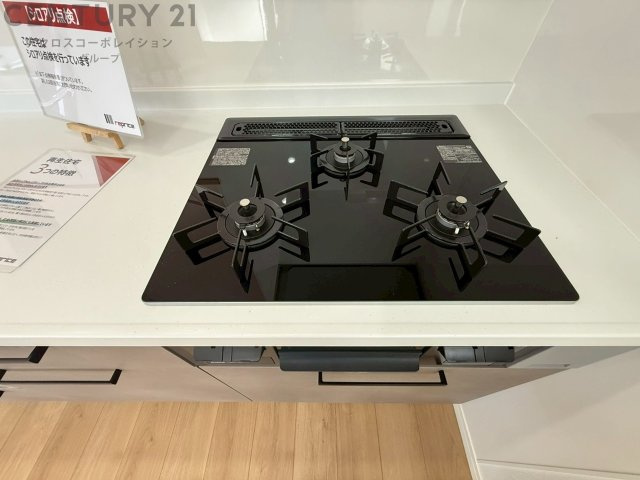 多数の調理器具を同時に使用でき、料理の効率化が可能。省エネで節約になり、様々な料理スタイルに適応できます。また、火力調整が独立しており、手入れや掃除もしやすく、今よりもっとお料理が楽しくなるかも。
