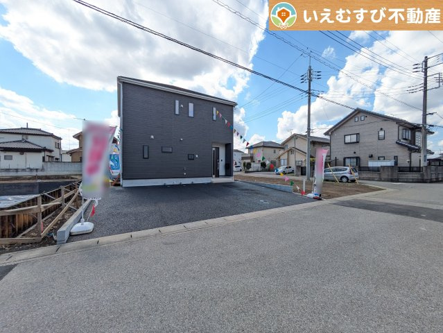 Cradle garden　本庄市下野堂第5の駐車場|並列3台駐車可能なゆとりのカースペース
複数台車をお持ちでも、お友達が遊びに来てもゆとりの駐車スペース！