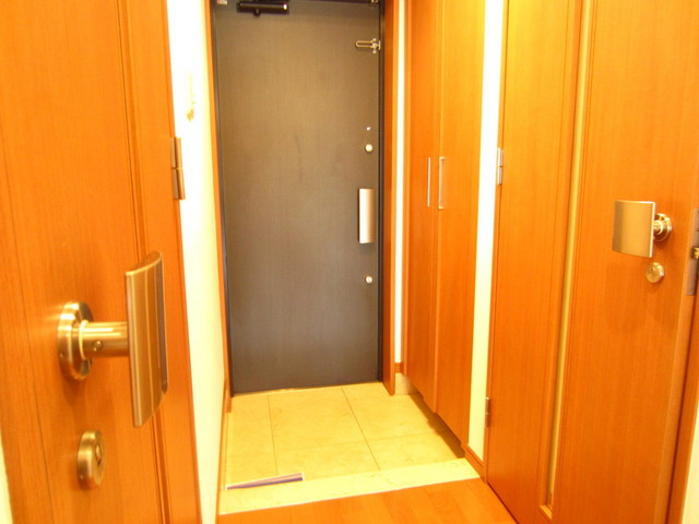 デュオステージ東十条の玄関|玄関収納もありますよ♪