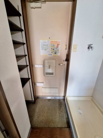 ヤマトビルの居間・リビング|同物件　同タイプ　別号室