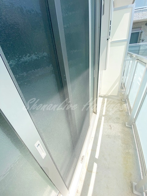 茅ヶ崎市中海岸４丁目のアパートのバルコニー