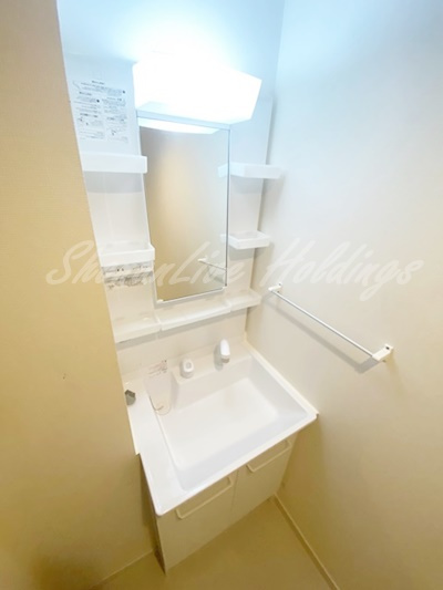 茅ヶ崎市中海岸４丁目のアパートの洗面所|明るい洗面所です