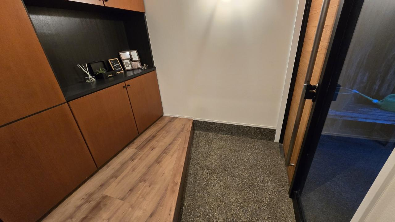 若草南町　中古戸建　（デザイナーズ住宅）の玄関|玄関収納