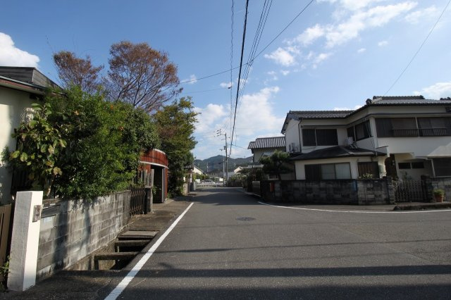 若草南町　中古戸建　（デザイナーズ住宅）の前面道路含む現地写真