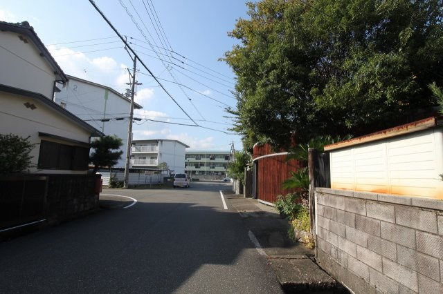 若草南町　中古戸建　（デザイナーズ住宅）の前面道路含む現地写真