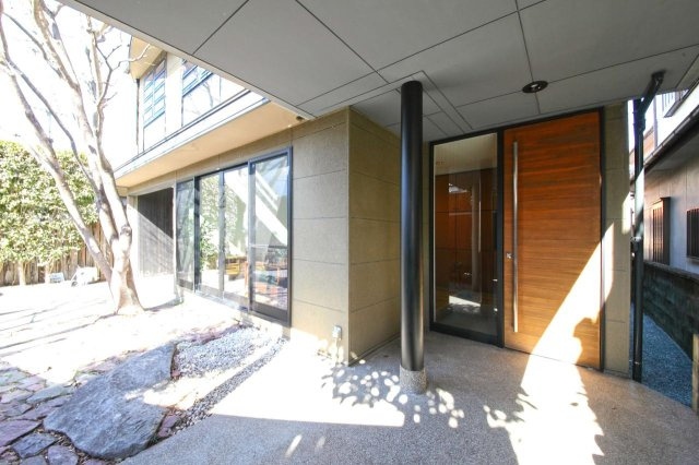 若草南町　中古戸建　（デザイナーズ住宅）の玄関