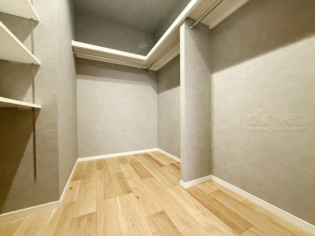 【収納】 | 飯田橋第一パークファミリア | 洋室1　ウォークインクローゼット内部の様子。空間が広く、たっぷりとした収納力が、一枚の写真からも伝わってきます。～即日のご見学可能～　お問合せはお気軽にどうぞ。