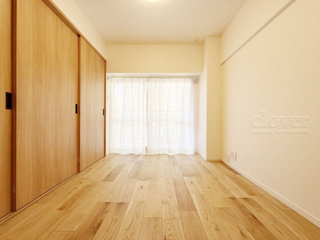 【子供部屋】 | 飯田橋第一パークファミリア | 洋室2　窓から明るい光が差し込む洋室。ベッドを置いて個人居室にする場合は、多くの時間を過ごすことになる空間です。使い勝手や落ち着きを想像してください。～即日のご見学可能～　お問合せはお気軽にどうぞ。