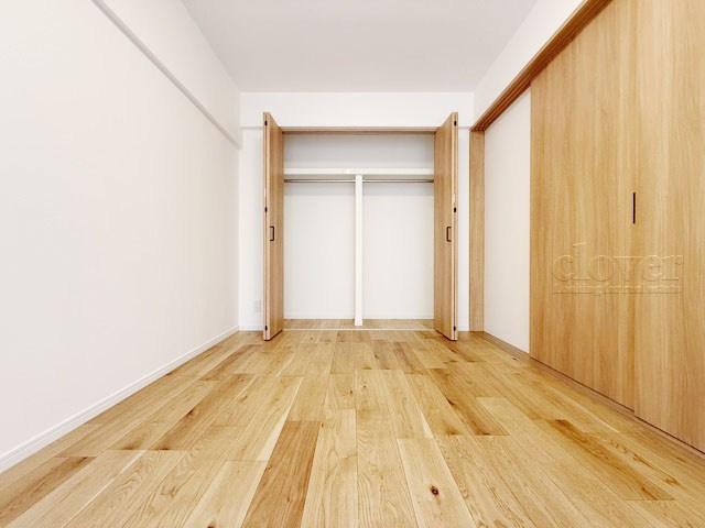 【洋室】 | 飯田橋第一パークファミリア | 洋室2　大きな収納力が魅力の洋室。多くのお客様から、「欲しいもの＝収納」という声をいただきますが、まさにこのようなお部屋は需要の高さを感じます。～即日のご見学可能～　お問合せはお気軽にどうぞ。