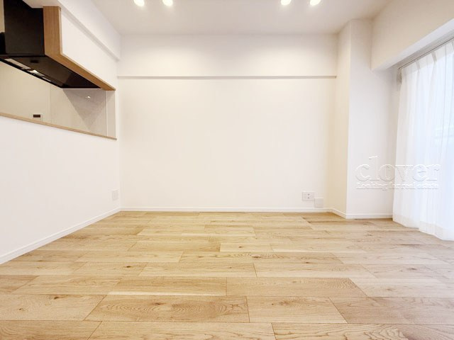 【居間・リビング】 | 飯田橋第一パークファミリア | ゆったりと過ごせるよう機能的にデザインされたLDK（リビング・ダイニング・キッチン）の様子。その明るさや奥行きを感じてください。～即日のご見学可能～　お問合せはお気軽にどうぞ。