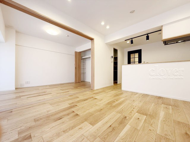 【居間・リビング】 | 飯田橋第一パークファミリア | 広くスペースをとってあるLDK。この空間に、どのように家具を配置していくのかを考えるのが、住宅購入時のなによりの楽しみです。～即日のご見学可能～　お問合せはお気軽にどうぞ。