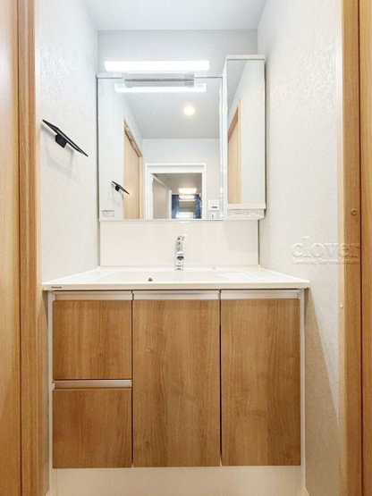 【独立洗面台】 | 飯田橋第一パークファミリア | 洗面台は毎朝、自分を眺めながら活力を高める場所。その際に鏡に映った背景自体が「新居」の喜びを増幅してくれそうです。～即日のご見学可能～　お問合せはお気軽にどうぞ。