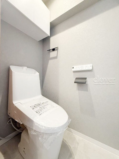 【トイレ】 | 飯田橋第一パークファミリア | 温水洗浄便座付き　トイレはもともと個人の領域である自宅の中でも、最もプライベートな空間です。だからこそ、ほしい「落ち着き」がここにあります。～即日のご見学可能～　お問合せはお気軽にどうぞ。