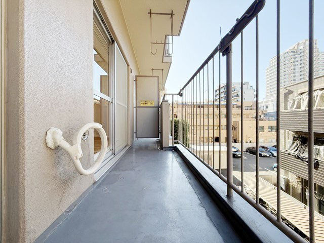 【バルコニー】 | 飯田橋第一パークファミリア | バルコニーの様子。ここからの眺めが、日々のストレスを発散してくれることでしょう。ちなみにバルコニーは専有部分ではなく「共用部分」の扱いです。～即日のご見学可能～　お問合せはお気軽にどうぞ。
