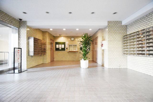 【ロビー】 | 飯田橋第一パークファミリア | 広々としたエントランスホール。入口の門をくぐった先にある、開放感と清潔感をあわせもつ空間です。お客様をお出迎えする際の、ロビーの役割も果たします。～即日のご見学可能～　お問合せはお気軽にどうぞ。
