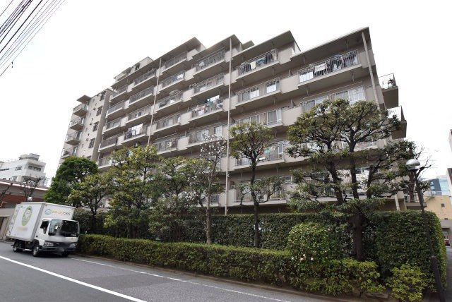 【外観】 | 飯田橋第一パークファミリア | 手入れの行き届いた外壁やエントランスなど、「見ればわかる」レベルで清潔感を保ったマンションです。築年数を感じさせない姿で皆様をお出迎えします。～即日のご見学可能～　お問合せはお気軽にどうぞ。
