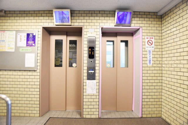 【設備】 | 飯田橋第一パークファミリア | 複数のエレベーターが皆さんの昇降を手助けしてくれます。朝の出勤通勤ラッシュ時には複数あるありがたみを感じられます。～即日のご見学可能～　お問合せはお気軽にどうぞ。
