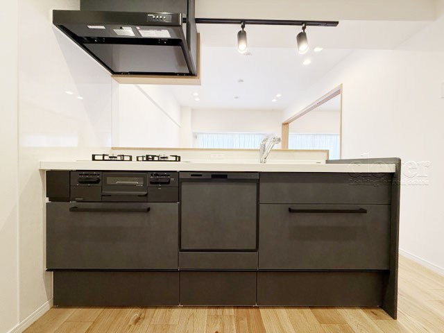 【キッチン】 | 飯田橋第一パークファミリア | 食洗機付き　カウンター式のシステムキッチン。スッキリと見晴らしの良いキッチンで、気分よく調理や洗い物に精を出せそうですね。～即日のご見学可能～　お問合せはお気軽にどうぞ。