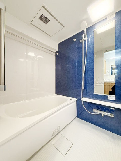 【浴室】 | 飯田橋第一パークファミリア | 浴室乾燥機能付き　疲れと汚れを落として明日への活力を蓄える、癒しの空間＝バスルーム。とても大切な設備です。浴槽も洗い場も美しく整っています。～即日のご見学可能～　お問合せはお気軽にどうぞ。