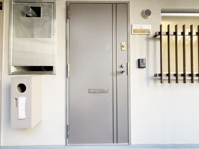 【その他共用部分】 | 飯田橋第一パークファミリア | 皆様をお迎えする、お部屋の玄関ドア。開けやすさや開放角度、ドアノブの操作しやすさや鍵の形状などを、現地で一度ご確認ください。～即日のご見学可能～　お問合せはお気軽にどうぞ。