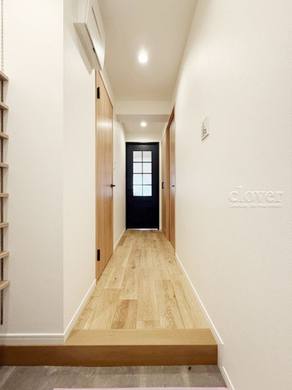 【玄関】 | 飯田橋第一パークファミリア | 玄関の様子です。ナチュラル系の色合いを重視した内装のイメージをご確認ください。お部屋の第一印象やイメージを決定づける空間です。～即日の