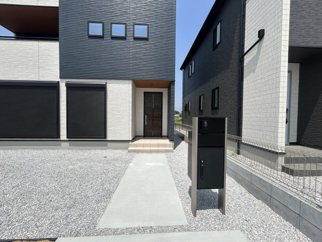 新築　前橋市富士見町横室　1号棟の玄関|現地写真　ポストと一体型のTVモニターホンでセキュリティ安心！嬉しい宅配ボックス付き♪