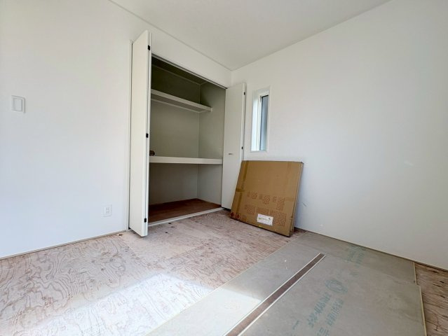 クワイエ　各務原市那加前野町第4　全2区画分譲の寝室|全居室にたっぷり収納できる大型収納を設置。窓ガラスは、断熱性能や結露防止効果の高いペアガラスを採用！
高い断熱性と共にガラス面の結露対策にも効果を発揮し湿気によるカビの発生を抑止します。