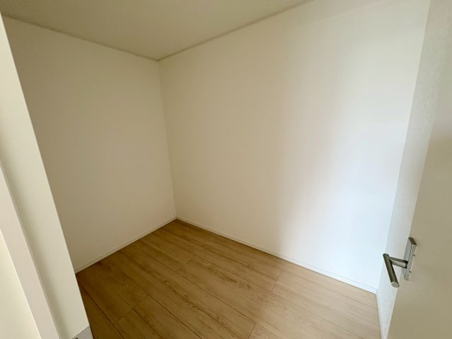 クワイエ　各務原市那加前野町第4　全2区画分譲の洋室|建具やクロスなどをトータルデザインでコーディネートしており、室内に落ち着きと安らぎを与えてくれます。
全居室収納付き！寝室やお子様のお部屋がスッキリ片付きます。