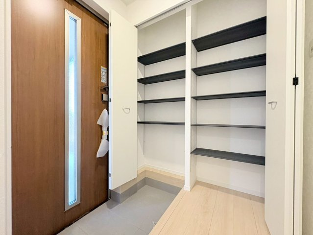 クワイエ　各務原市那加前野町第4　全2区画分譲の玄関|玄関ドアの取手ハンドル部分にセンサーがついて、カードタイプ・シールタイプのキーで施錠が可能で便利です。
お買い物の荷物で手が塞がっていても、楽々開錠できます。毎日の外出前の時間も短縮されて快適です！