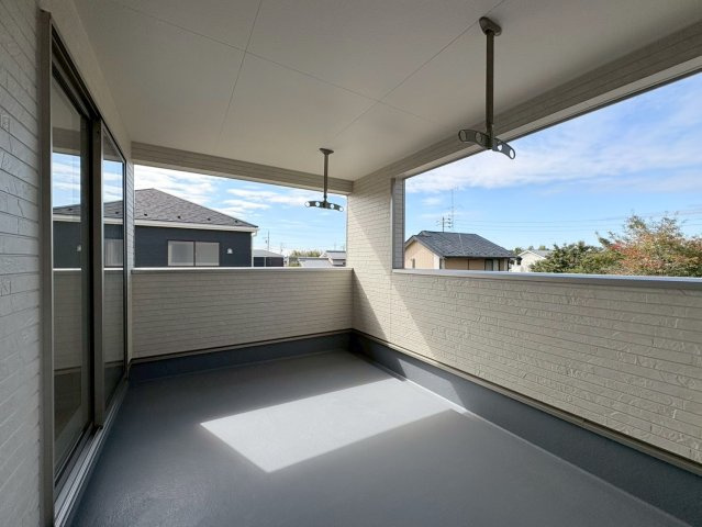 クワイエ　各務原市那加前野町第4　全2区画分譲の玄関|大容量のシューズ収納付きで玄関周りもすっきり！玄関ドアからの光が玄関ホールを明るくしてくれます。