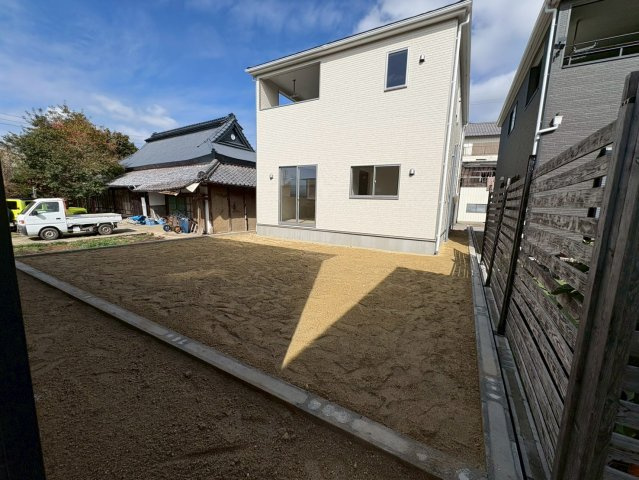 クワイエ　各務原市那加前野町第4　全2区画分譲のバルコニー|バルコニーは南向きで洗濯物もよく乾きます！強度と表面積硬度を持つFPRで防水しています。