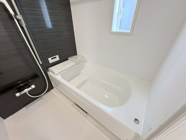 クワイエ　各務原市那加前野町第4　全2区画分譲の居間・リビング|フローリング材は木目調でナチュラルな美しさ。様々な傷やクラックの発生を大幅に抑える特殊加工済みです。
床材に受ける様々な傷や、温度・湿度変化によるクラックの発生を大幅に抑える特殊加工を施工済み。