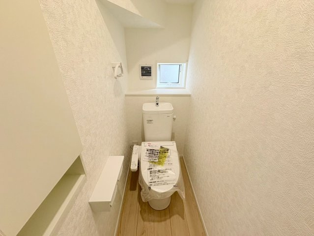 クワイエ　各務原市那加前野町第4　全2区画分譲の浴室|保温浴槽使用で４時間たっても浴槽の湯温低下はわずか約2.5度の省エネ仕様です。【暖房換気乾燥機】付き！
サイドブロー機能を備えた省エネ衣類乾燥機です。窓付きの明るく清潔な空間でゆったりバスタイムを！